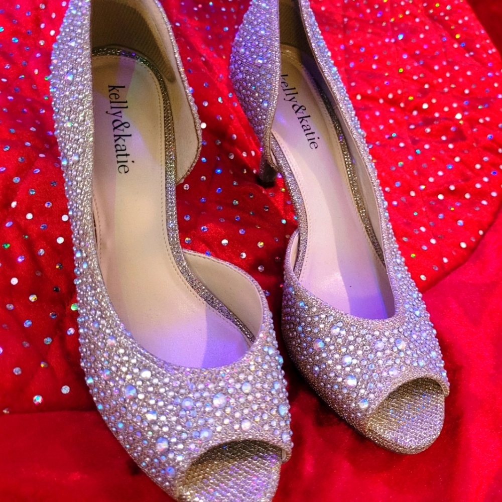 Kelly & Katie. Size 7. Silver/Gold.